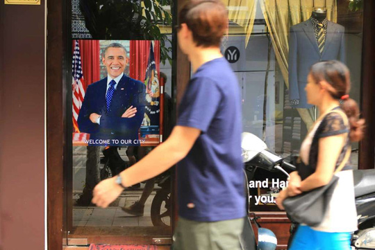 Hình ảnh Tổng thống Mỹ Barack Obama trước một cửa hiệu tại Hà Nội. Ảnh: AP