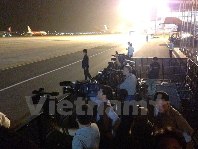 Xung quanh khu vực chiếc máy bay chở Tổng thống Mỹ sắp hạ cánh. (Ảnh: Minh Sơn/Vietnam+)