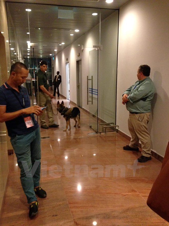 Việc ra vào sân bay lúc này phải trải qua rất nhiều cửa kiểm tra an ninh nghiêm ngặt. (Ảnh: Minh Sơn/Vietnam+)