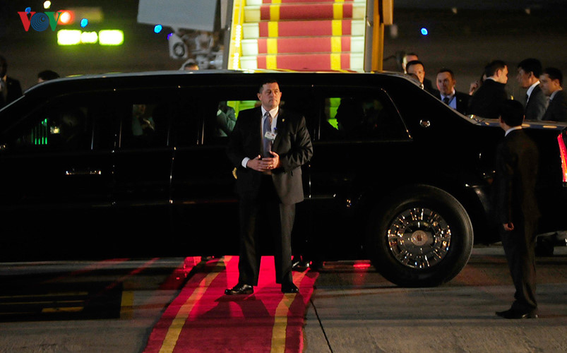 Tập trung cao độ khi Tổng thống Obama xuống máy bay và bước vào siêu xe