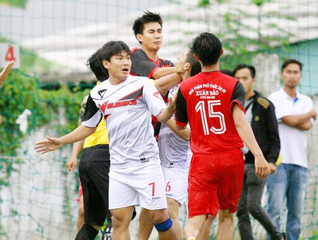 Màn “biểu diễn” võ thuật của các cầu thủ hai đội TP Sa Đéc (Đồng Tháp, áo trắng) và AF Xuân Đào (Tam Bình, Vĩnh Long).