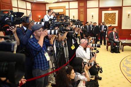 Đông đảo phóng viên có mặt tác nghiệp tại buổi hội kiến giữa Tổng thống Obama và Tổng bí thư Nguyễn Phú Trọng tại Văn phòng Trung ương Đảng - Ảnh: Nguyễn Khánh