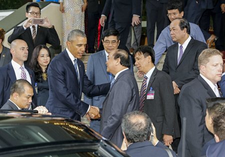Thủ tướng Nguyễn Xuân Phúc tiễn Tổng thống Barack Obama sau cuộc hội kiến tại Văn phòng Chính phủ chiều 23-5 -  Ảnh: Việt Dũng