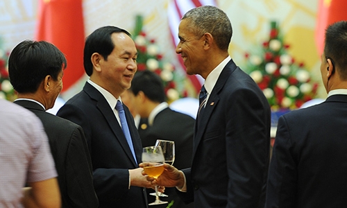 Chủ tịch nước Trần Đại Quang (trái) nâng ly cùng Tổng thống Mỹ Barack Obama. Ảnh: Giang Huy