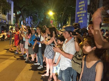 Trong khi ông Obama dùng bữa tối, phía bên ngoài, rất đông người dân đứng đợi trên đường Ngô Thì Nhậm - Ảnh: Xuân Long