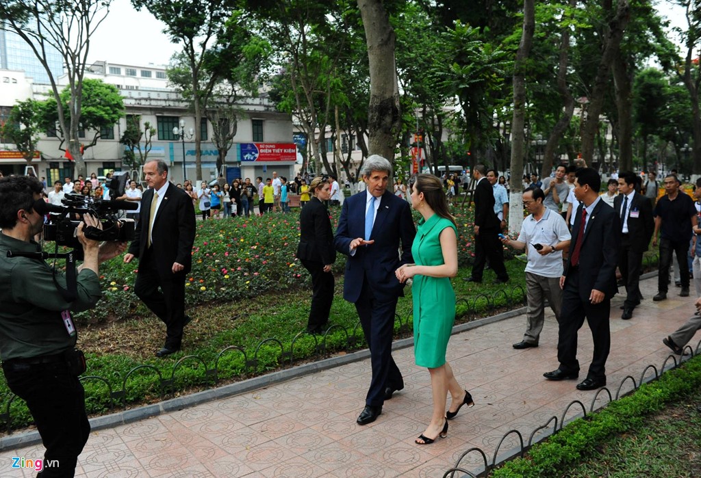 Ngoại trưởng Mỹ John Kerry đi dạo quanh hồ Hoàn Kiếm vào chiều 23/5. Ông cũng tranh thủ trả lời phỏng vấn phóng viên của NBC News.