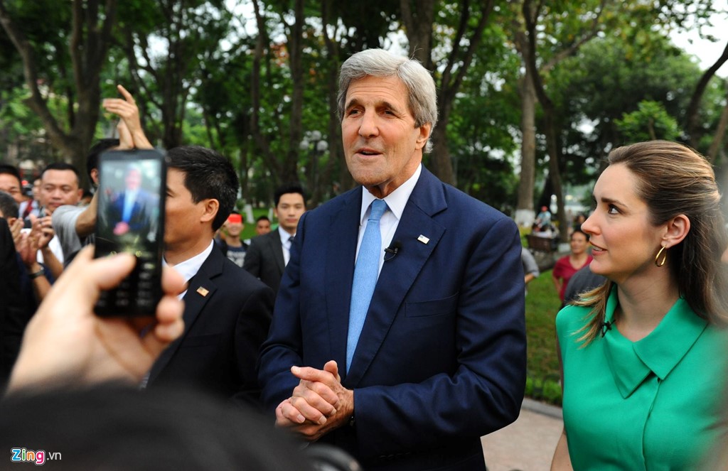 Phóng viên Việt Hùng của Zing.vn cho biết, Ngoại trưởng Kerry tỏ ra thân thiện với người dân xung quanh. Việc tháp tùng Tổng thống Obama lần này cũng là lần thứ 3 ông Kerry đến Việt Nam trên cương vị Ngoại trưởng Mỹ (lần đầu vào tháng 12/2013, rồi tháng 8/2015).