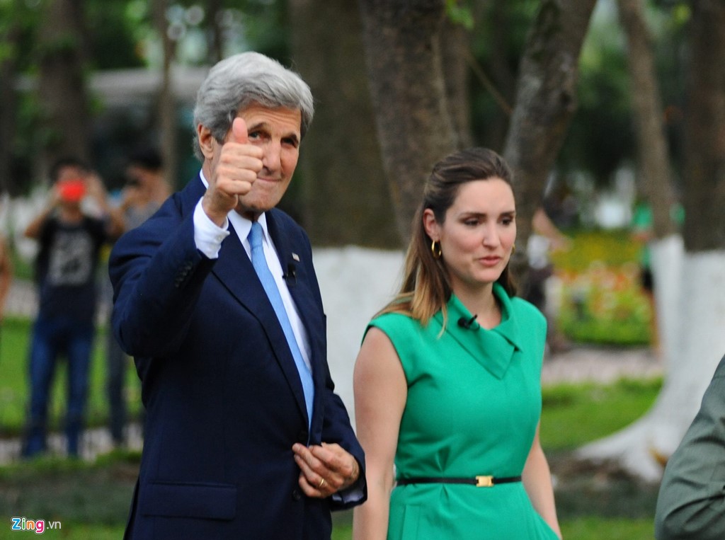Phản ứng thân thiện của Ngoại trưởng Mỹ khi nhìn thấy ống kính máy ảnh của phóng viên Zing.vn. Trước khi giữ chức ngoại trưởng trong chính phủ nhiệm kỳ 2 của Tổng thống Barack Obama, ông Kerry là một thượng nghị sĩ tích cực trong việc bình thường hóa và củng cố quan hệ Việt - Mỹ.
