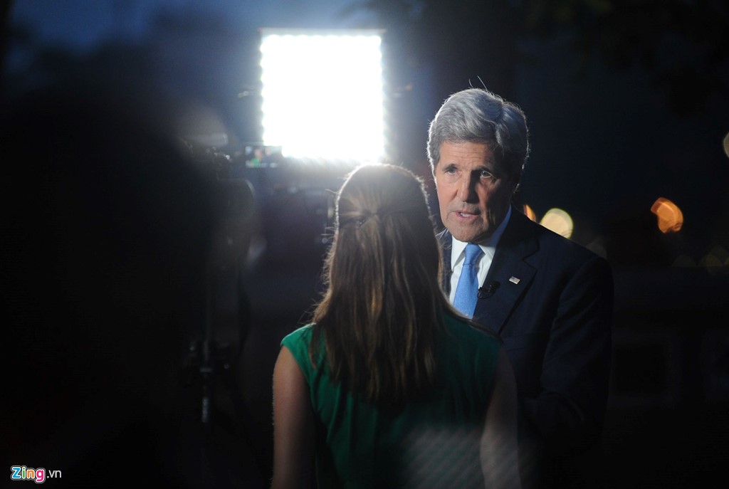Buổi phỏng vấn của Ngoại trưởng Kerry kết thúc khi trời đã tối. Vào chiều mai 24/5, ông Kerry sẽ cùng phái đoàn của tổng thống bay vào TP HCM để tiếp tục những hoạt động khác trong chuyến thăm Việt Nam.