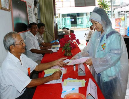 Ngày 22/5, dù trời mưa nhưng đông đảo cử tri đã sớm đến các điểm bầu cử để thực hiện quyền công dân của mình.