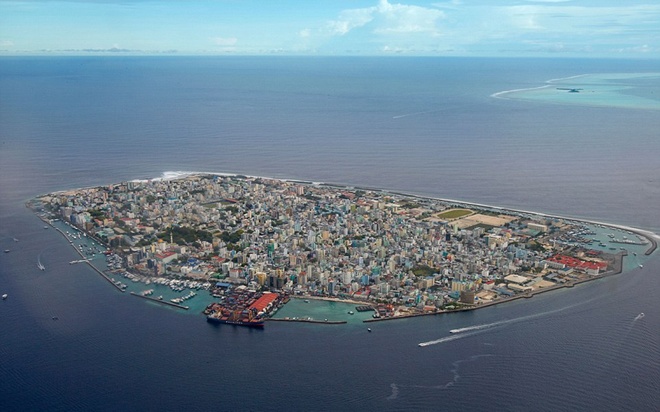  Male, Maldives  Maldives được coi như một trong những hòn đảo xinh đẹp nhất hành tinh và là thiên đường cho những tuần trăng mật. Nhưng để đến được thiên đường này thì bạn phải đến Male - thủ đô của Maldives trước.  Male khá nhỏ bé với diện tích chỉ khoảng 6 km2 nhưng có tới 133.000 người sinh sống và nó trở thành một trong những khu vực đông dân nhất thế giới.