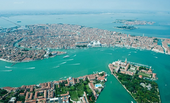 Venice, Italy  Venice là một thành phố trải dài 117 hòn đảo nhỏ trên biển Adriatic với hơn 270.000 dân cư sinh sống. Quần đảo là nơi trú ngụ của 270.000 dân, trong khi diện tích chỉ vào khoảng 460 km2.