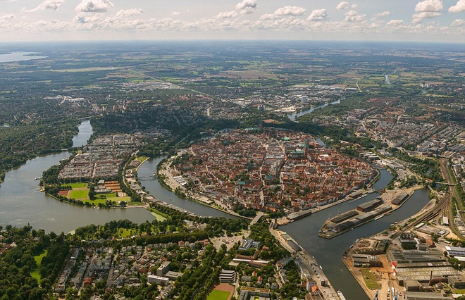 Lucbeck, Đức  Thành phố cổ này được thành lập từ năm 1143 trên một hòn đảo thuộc miền Bắc nước Đức. Nơi đây dày đặc những ngôi nhà cao tầng cùng mạng lưới đường phố chằng chịt. Có 212.000 dân chen chúc trên diện tích 250 km2.