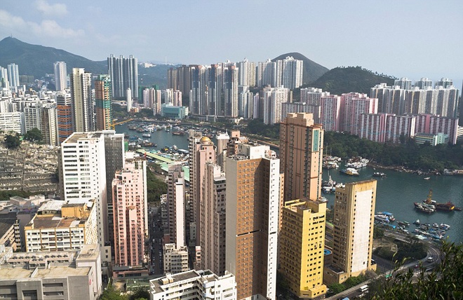 Ap Lei Chau, Trung Quốc  Nằm ngoài khơi bờ biển phía nam của đảo  Hong Kong, Ap Lei Chau có diện tích khoảng 1,3 km2 và có 87.000 người sinh sống. Mật độ dân số vaò khoảng 67.000 người/km2.
