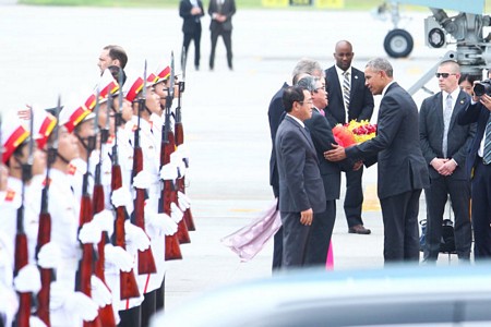 Đào Việt Trung, Chủ nhiệm văn phòng Chủ tịch nước tặng hoa tiễn ông Obama - Ảnh: Nguyễn Khánh