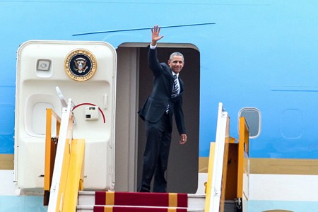 Tổng thống Obama vẫy tay chào tạm biệt Hà Nội - Ảnh: Nguyễn Khánh