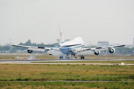 Chiếc Air Force One chở tổng thống Obama hạ cánh xuống sân bay Tân Sơn Nhất - Ảnh: Bảo Duy