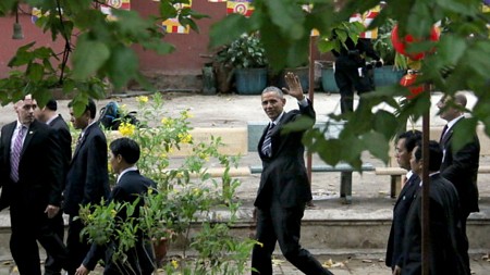 Rời khỏi chùa, tổng thống Obama vẫy tay chào người dân đứng bên kia hàng rào - Ảnh: NGỌC HIỂN