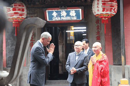 Ông Obama cuối đầu chào nhà sư chùa Phước Hải - Ngọc Hoàng - Ảnh: Viễn Sự