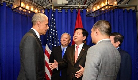 Tổng thống Obama đang gặp gỡ với cộng đồng doanh nghiệp Việt Nam tại trụ sở Công ty Dreamplex (tòa nhà Miss Áo Dài, Q.1, TP.HCM).