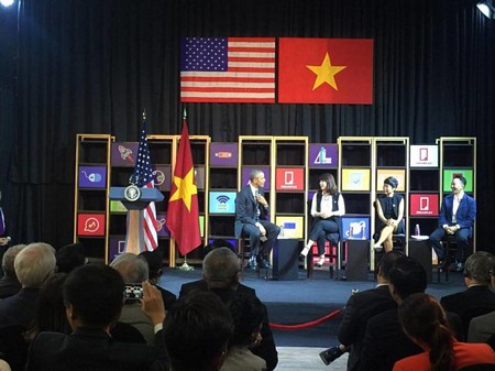  Tổng thống Obama trò chuyện với các nhà doanh nghiệp trẻ Việt Nam - Ảnh: Thuận Thắng