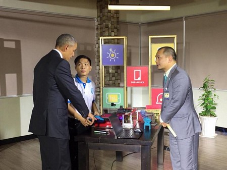 Tổng thống Obama trò chuyện với các tác giả ở nơi trưng bày các sản phẩm được sáng tạo bởi các nhà doanh nghiệp trẻ Việt Nam - Ảnh: Minh Trung