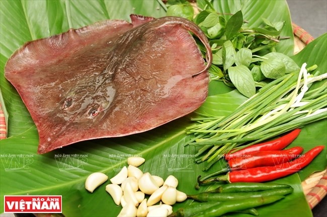 Cá đuối, ớt, tỏi, rau húng là những nguyên liệu chính để làm món cá đuối nướng ớt xanh.