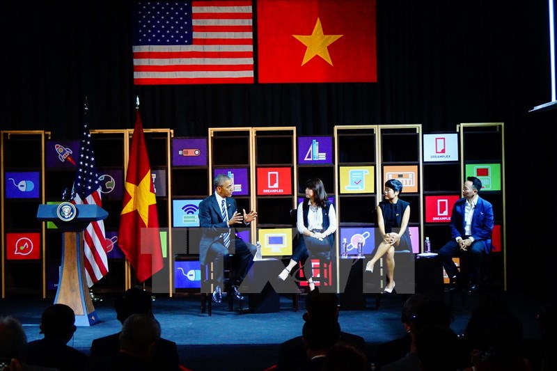 Tổng thống Barack Obama trao đổi với các doanh nghiệp trẻ khởi nghiệp tiêu biểu. (Ảnh: Văn Đạt/TTXVN)