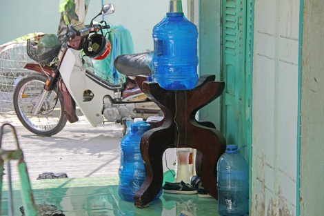Nhiều gia đình ở ấp Phú Hưng thường mua nước thùng sử dụng và phòng khi nước máy cúp.