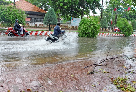 Sau những trận mưa kéo dài kèm theo hệ thống thoát nước tắc nghẽn thì nhiều tuyến phố lại chìm trong nước.