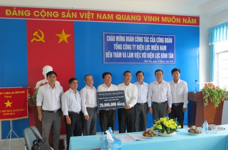 Ông Đặng Phước Dũng (thứ tư từ phải sang)- Phó Chủ tịch Công đoàn Tổng Công ty Điện lực miền Nam và đoàn công tác trao quà cho Điện lực Bình Tân.