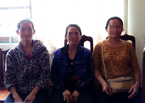 3 người phụ nữ luống tuổi ở bản Lốc (xã Thông Thụ, Quế Phong, Nghệ An) bị lừa bán sang Trung Quốc vừa được giải cứu (ảnh: BĐBP Nghệ An).