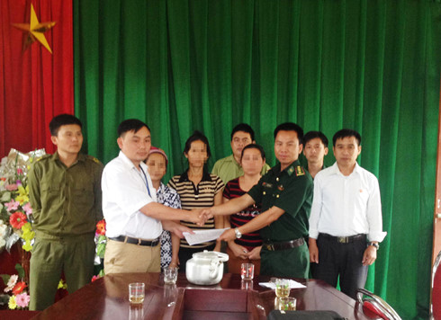 BĐBP Nghệ An bàn giao 3 nạn nhân cho chính quyền địa phương và gia đình (ảnh: BĐBP Nghệ An).