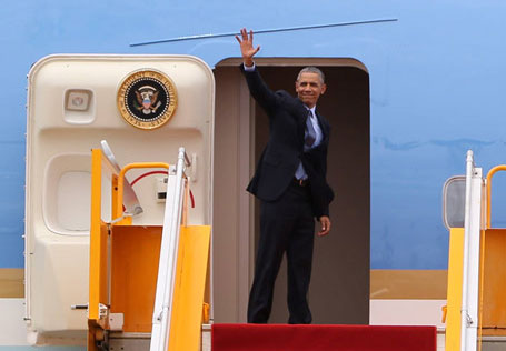 Tổng thống Mỹ chào tạm biệt khi lên máy bay rời TP HCM. Ảnh: DL