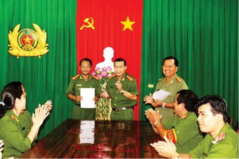 Đại tá Phạm Văn Ngân- Phó Giám đốc Công an tỉnh trao quyết định khen thưởng cho tập thể Phòng Cảnh sát điều tra tội phạm về ma túy.