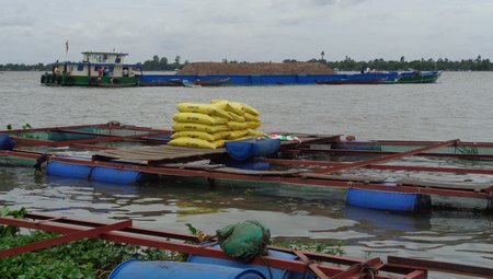 Hiện trường sà lan va chạm với bè cá.