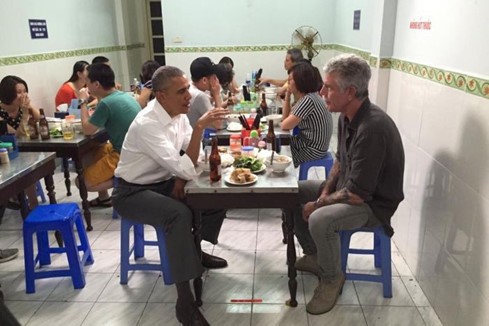 Hình ảnh Tổng thống Mỹ dùng bữa cùng đầu bếp, nhà văn, MC nổi tiếng Anthony Bourdain tại Hà Nội, gây bão mạng tối 23/5.( ảnh: Facebook).