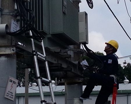 CN ngành Điện TPHCM sửa chữa điện. Ảnh Nam Dương