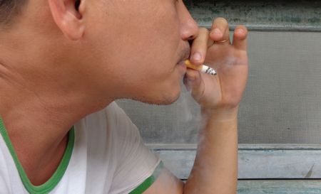 Dù biết tác hại nguy hiểm nhưng không ít người vẫn chưa chịu từ bỏ thuốc lá.  Ảnh: NGUYÊN KHÁNH