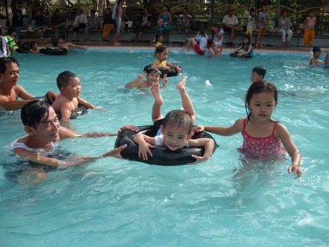 Bơi lội là một trong những kỹ năng sống rất cần thiết cho trẻ.