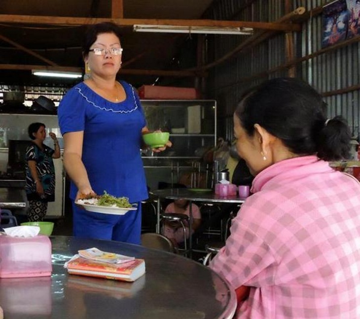  Dĩa cơm 5.000đ của chị Nhung đã giúp người nghèo có bửa ăn ngon, tiết kiệm chi phí.