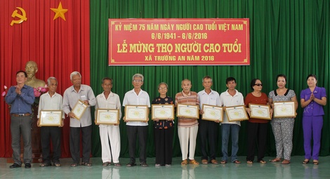 Hội NCT xã Trường An (TP Vĩnh Long) tổ chức mừng thọ cho 93 hội viên vào sáng 6/6.