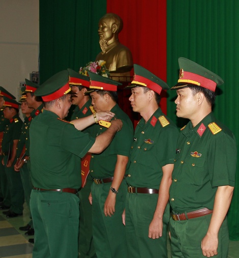 Đại tá Nguyễn Quốc Dũng- Chỉ huy trưởng Bộ Chỉ huy Quân sự trao quyết định nâng quân hàm từ đại úy lên thiếu tá. 