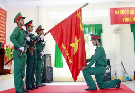 Chiến sĩ tuyên thệ trước quân kỳ quyết thắng, sẽ làm tròn 10 lời thề danh dự của quân nhân Quân đội nhân dân Việt Nam.