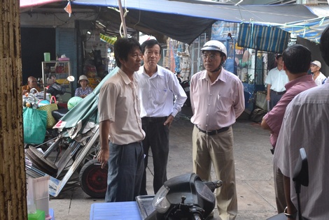 Ông Trần Hoàng Tựu khảo sát khu vực có nguy cơ sạt lở cao tại chợ Vĩnh Long sáng 7/6.