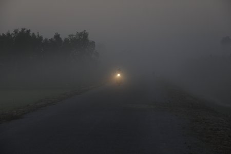 Trời tối hoặc có sương mù cần bật đèn chiếu sáng để người điều khiển phương tiện quan sát chướng ngại vật.