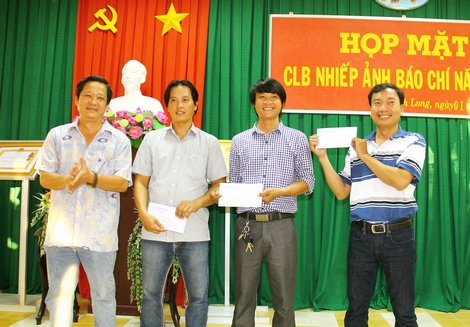 Những tác giả trẻ đạt giải của CLB Nhiếp ảnh báo chí.
