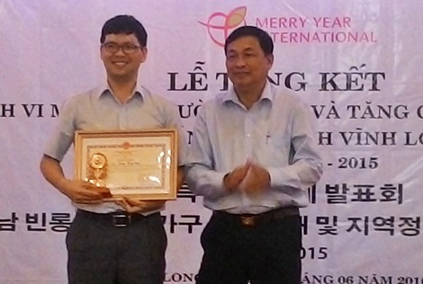 Ông Lê Văn Hậu trao bằng khen của UBND tỉnh cho ông Kang Young Sam- Quản lý dự án tại Vĩnh Long.