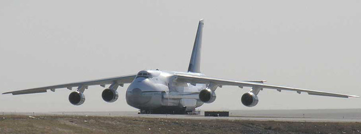 4. Antonov An-124 là máy bay vận tải quân sự nặng nhất thế giới, có 4 động cơ tuabin cánh quạt cỡ lớn, chở được 150 tấn trên cự ly 3.000km.