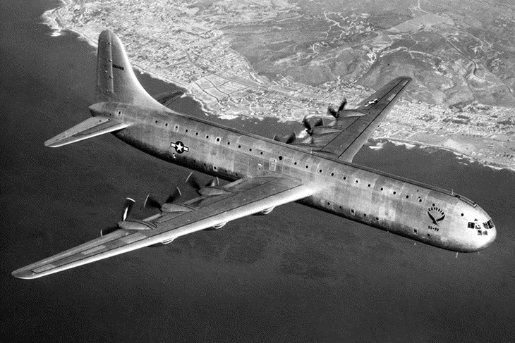  5. Convair XC-99 phát triển từ oanh tạc cơ B-36 Peacemaker. Có cùng cánh và động cơ như phiên bản ném bom.